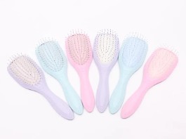 Wie viele Bürstenstriche benötigt die Detangling Hair Brush im Vergleich zu einem normalen Kunststoffkamm, um hartnäckige Knoten zu entwirren?